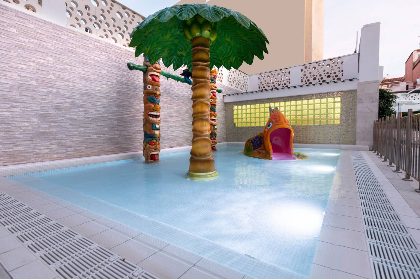 Miami-Park-Aparthotel-Pool-9