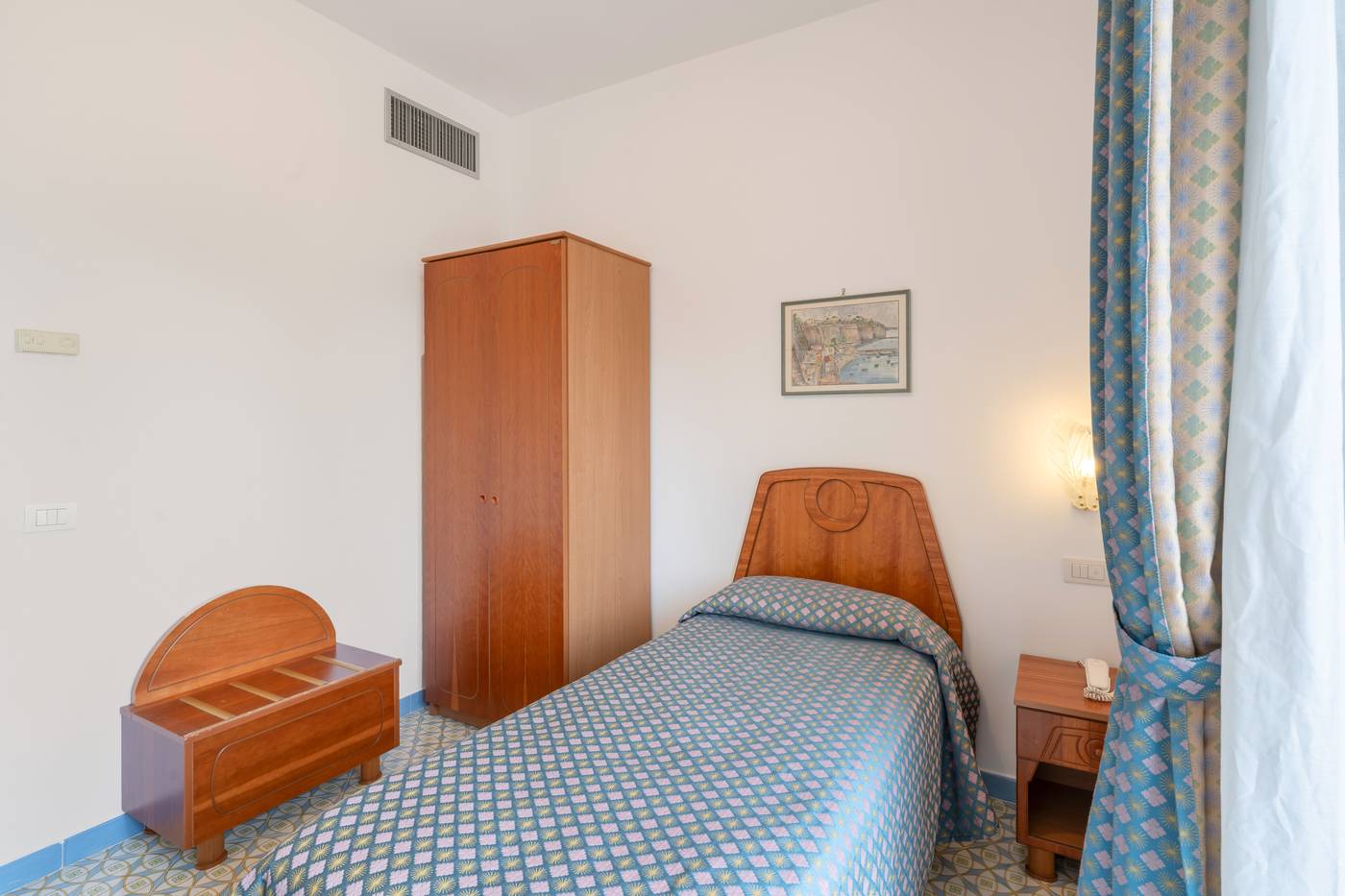 Eliseo-Park-s-Room-16