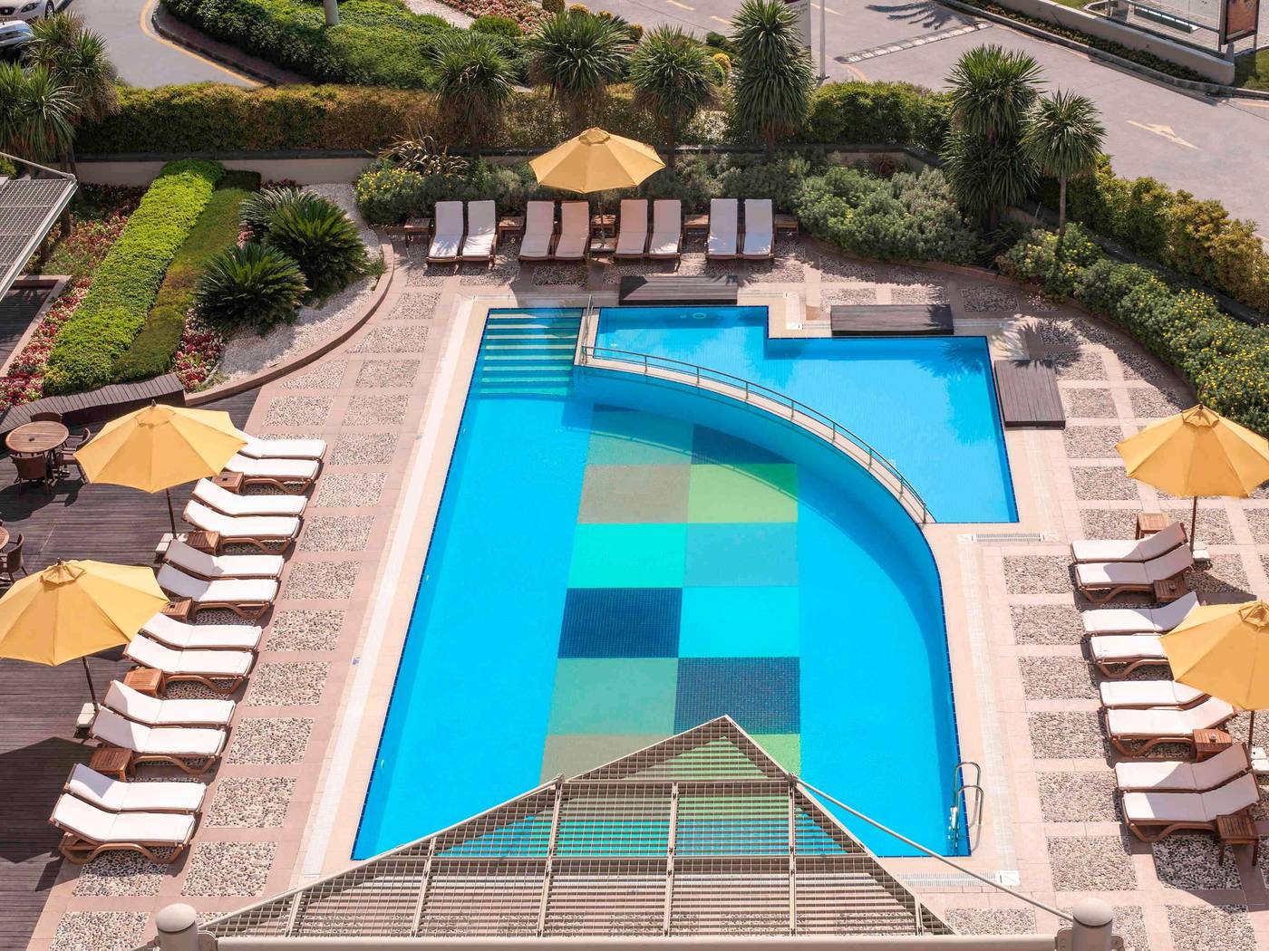 Novotel-Istanbul-Zeytinburnu-Pool-7