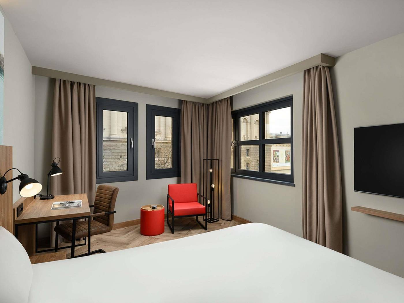 Ibis-Hotel-Heroes-Square-Room-15