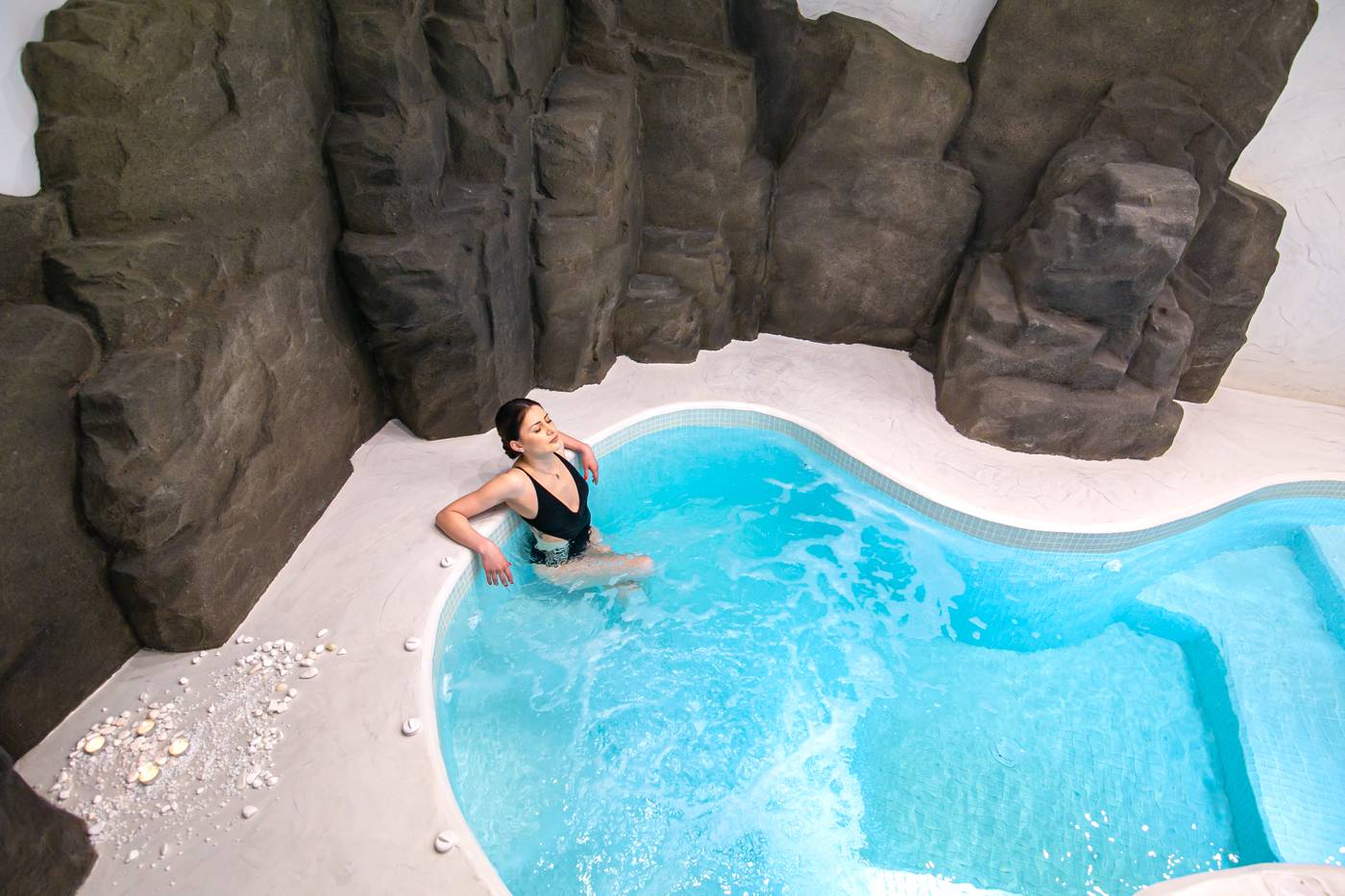 Acroterra-Rosa-Luxury-Suites-Sports-and-Entertainment-37