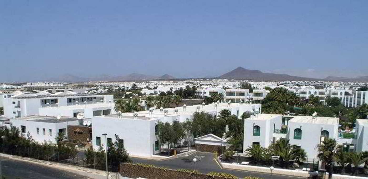 Blue-Sea-Apartamentos-Costa-Teguise-Beach-General-view-12