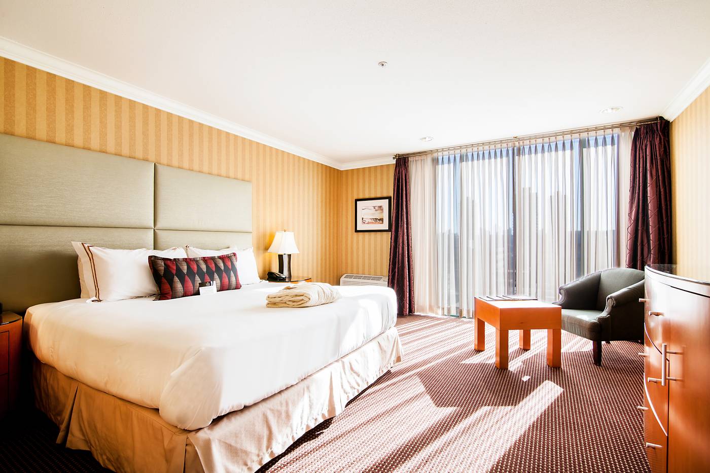 Executive-Suites-Hotel-Metro-Vancouver-Burnaby-Room-12