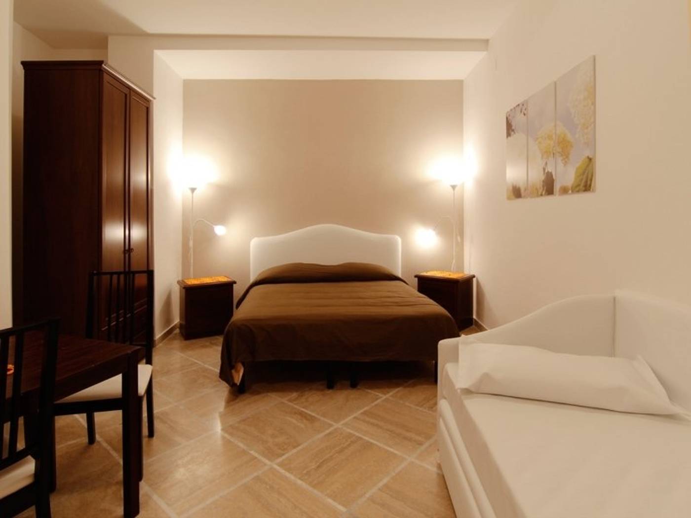 Sorrento-Town-Suites-Room-8