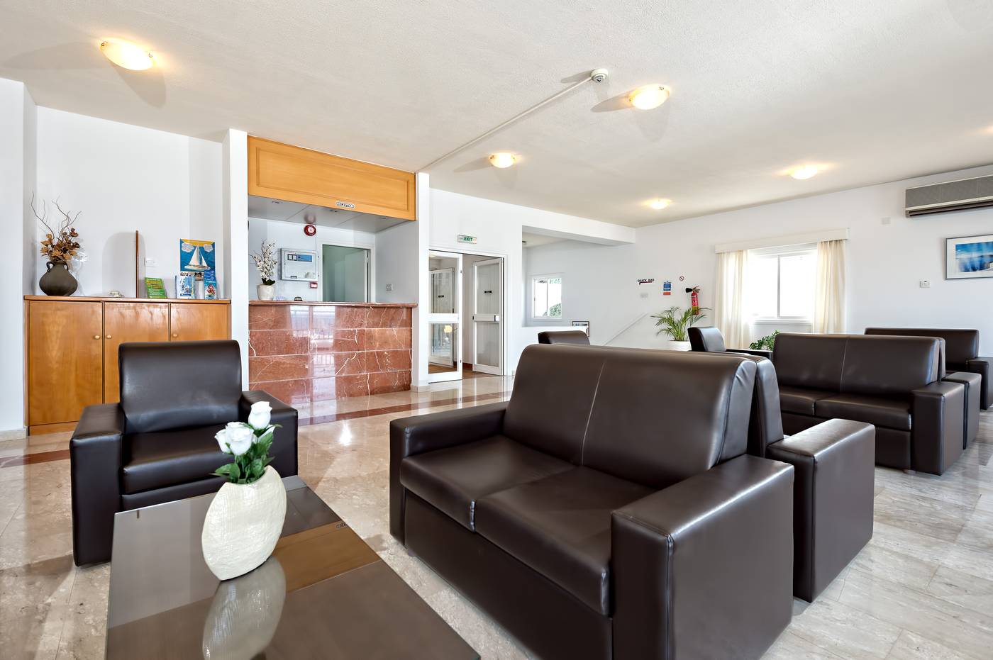 Sunny-Hill-Lobby-22
