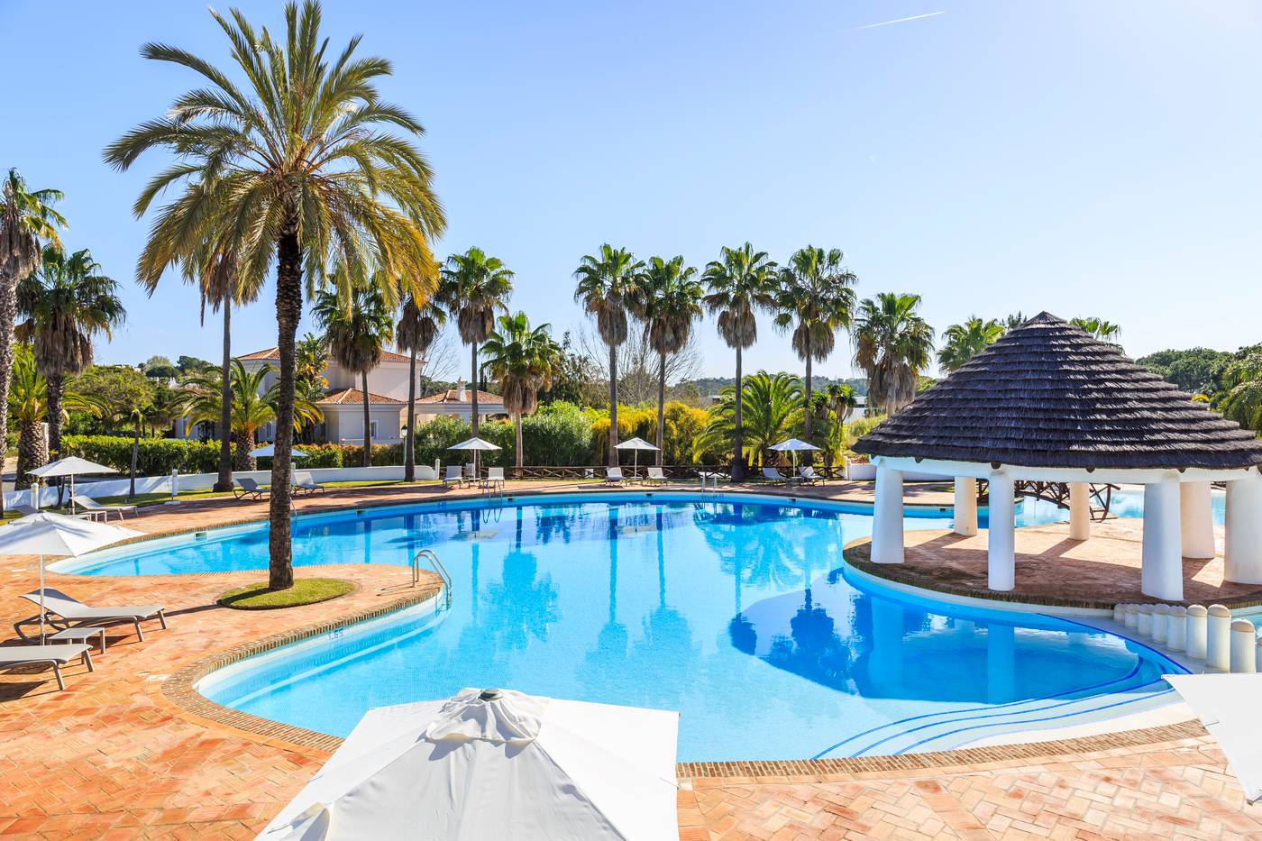 Encosta-do-Lago-Resort-Pool-3