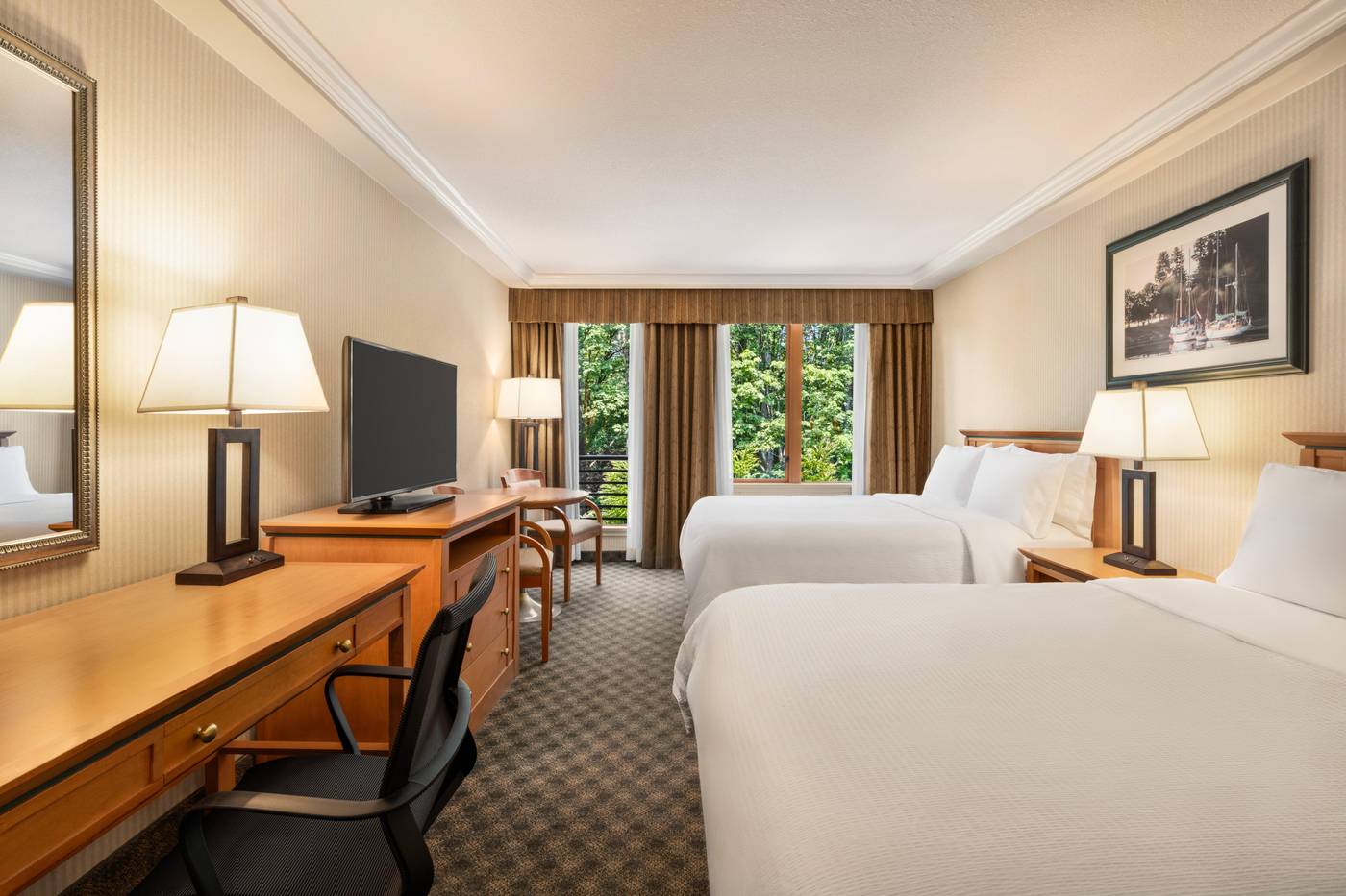 Holiday-Inn---Suites-North-Vancouver-Room-10
