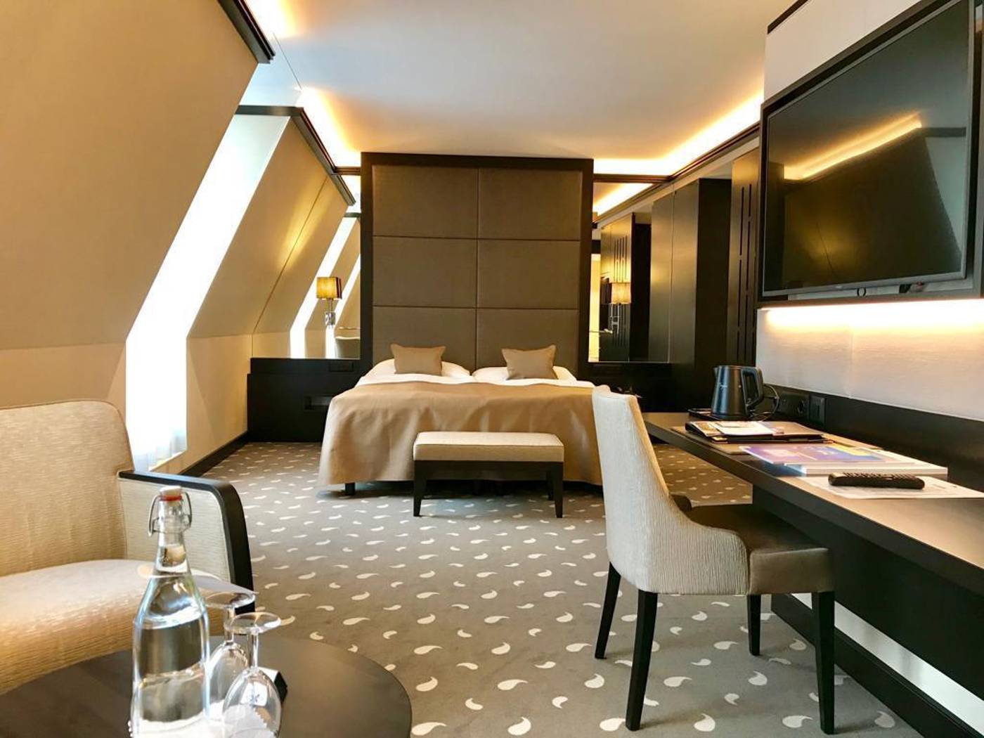 Monopol Luzern-Switzerland-LUCERNE-Room-10