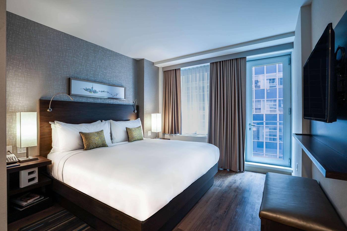 The-Bernic-New-York-City-Tapestry-Col-by-Hilton-Room-20