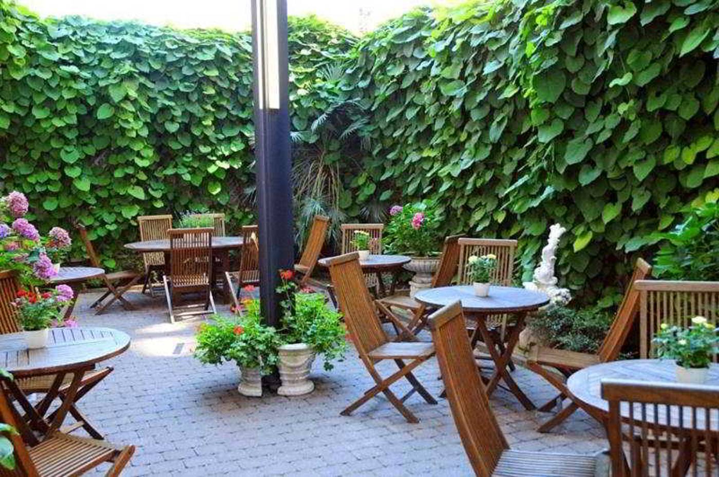 Lindemann-Hotel-Fjord-Terrace-46