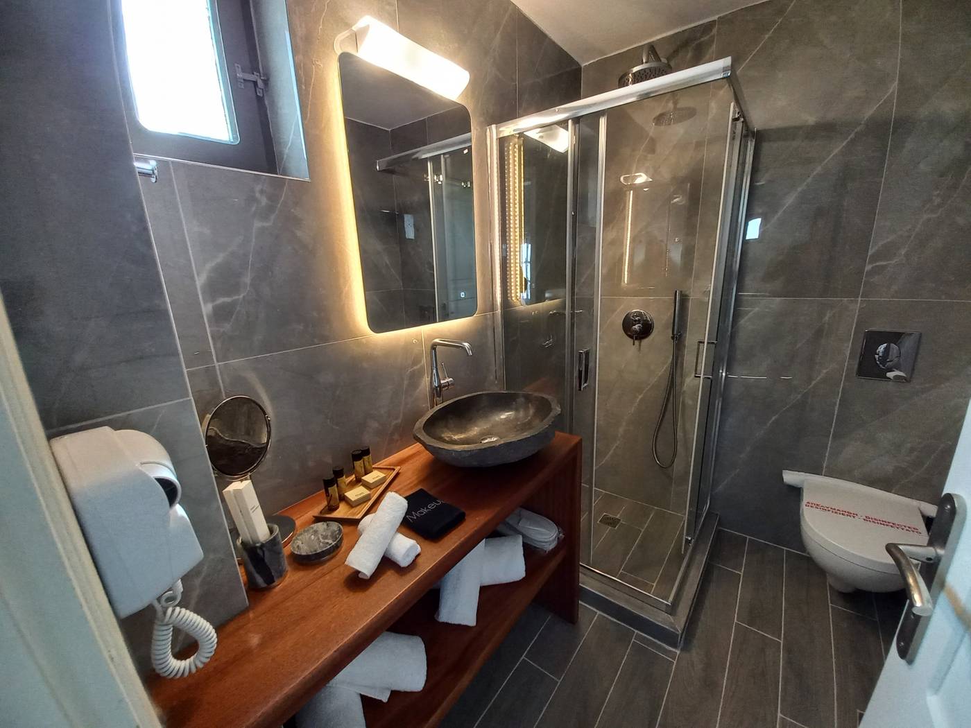 En-Plo-Boutique-Suites---Oia-Santorini-Room-48