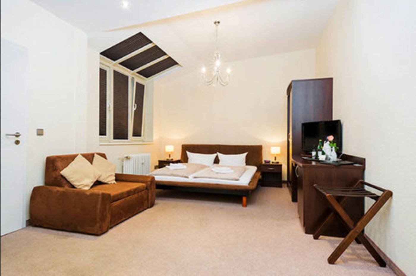 Upper-Room-Hotel-Room-41