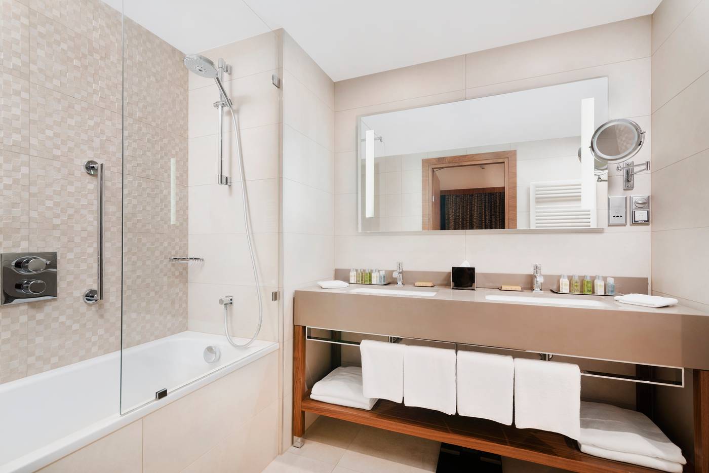 DoubleTree-by-Hilton-Krakow-Hotel---Convention-Cen-Room-40