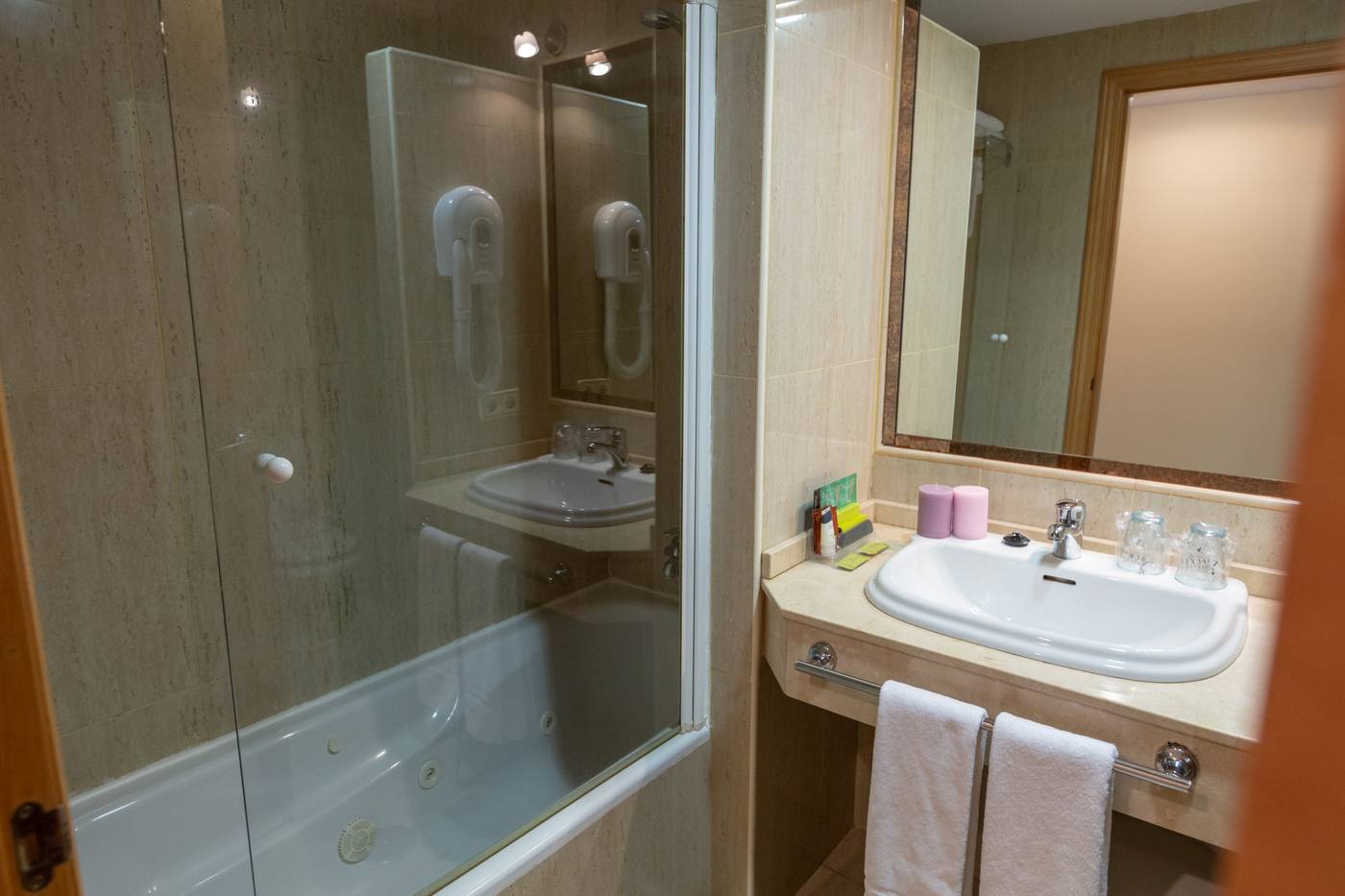 Ciudad de Cangas de Onis-Spain-CANGAS DE ONIS-Room-9