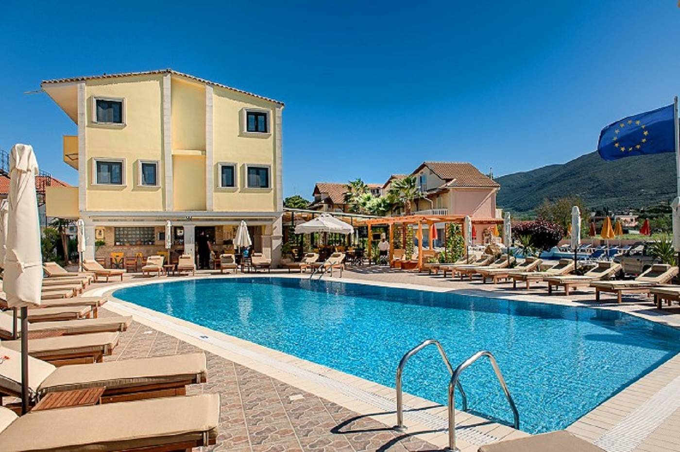 Clio-Aparthotel-Pool-2