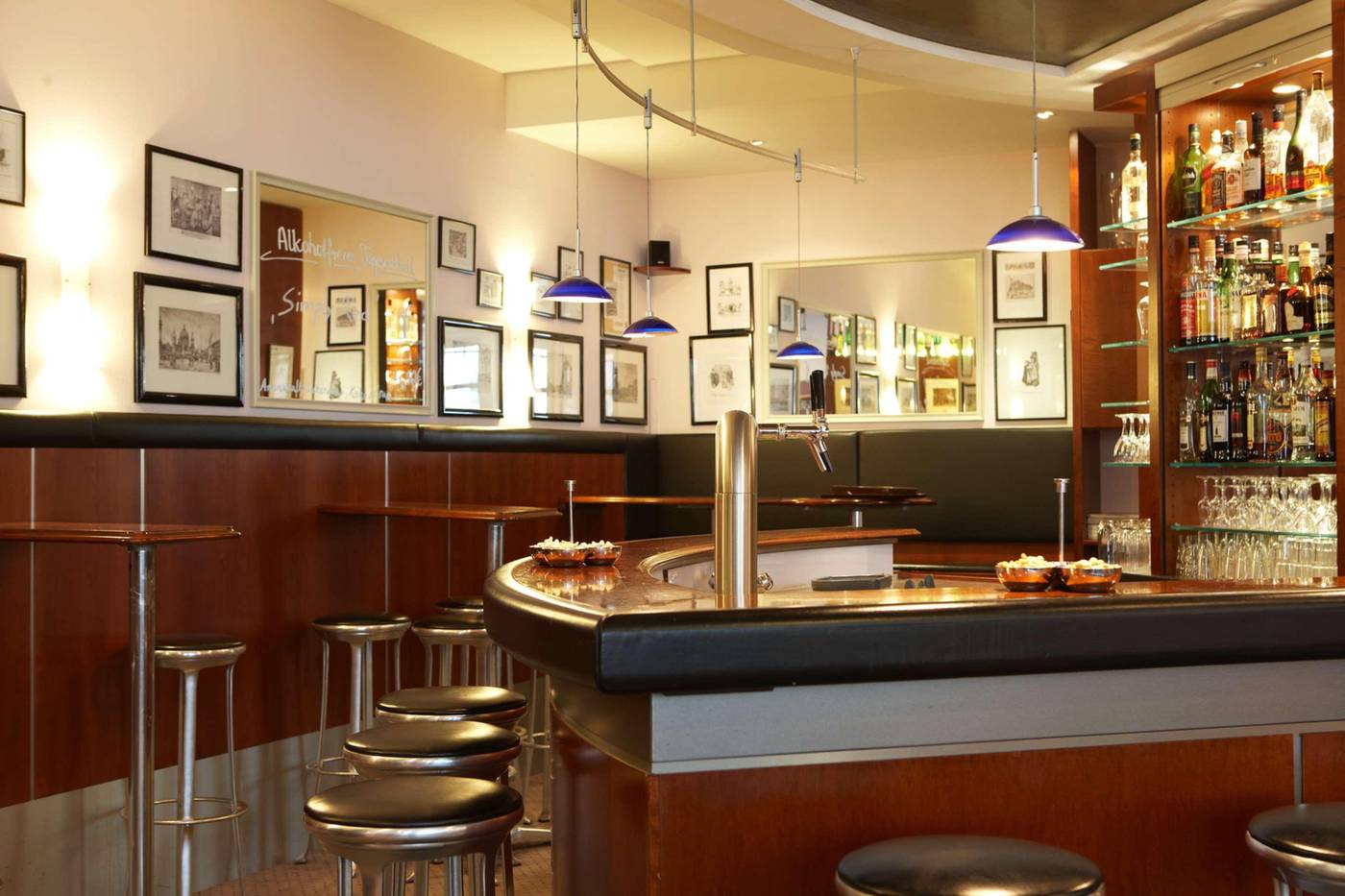 IntercityHotel-Berlin-Ostbahnhof-Bar-7