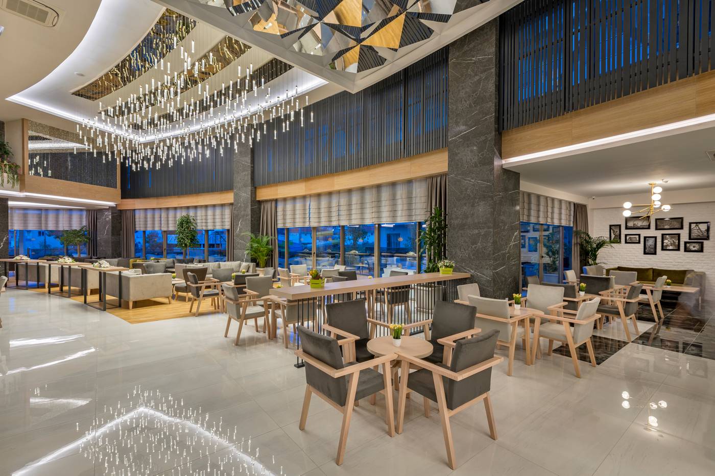 Side-Crown-Sunshine-Lobby-38