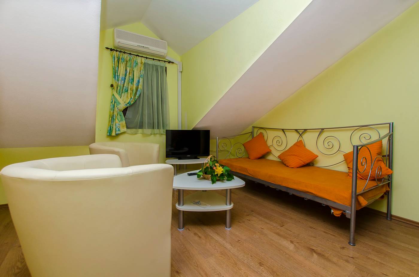 Palace-Derossi-Room-39