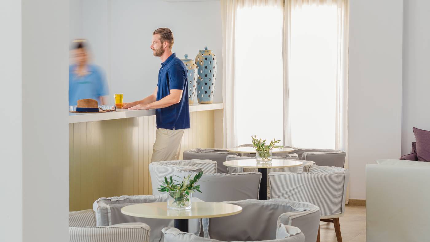 Louis-St-Elias-Resort---Waterpark-Bar-64