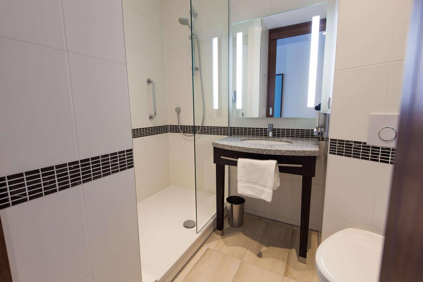 Hampton-By-Hilton-Amsterdam-City-Centre-East-Room-32