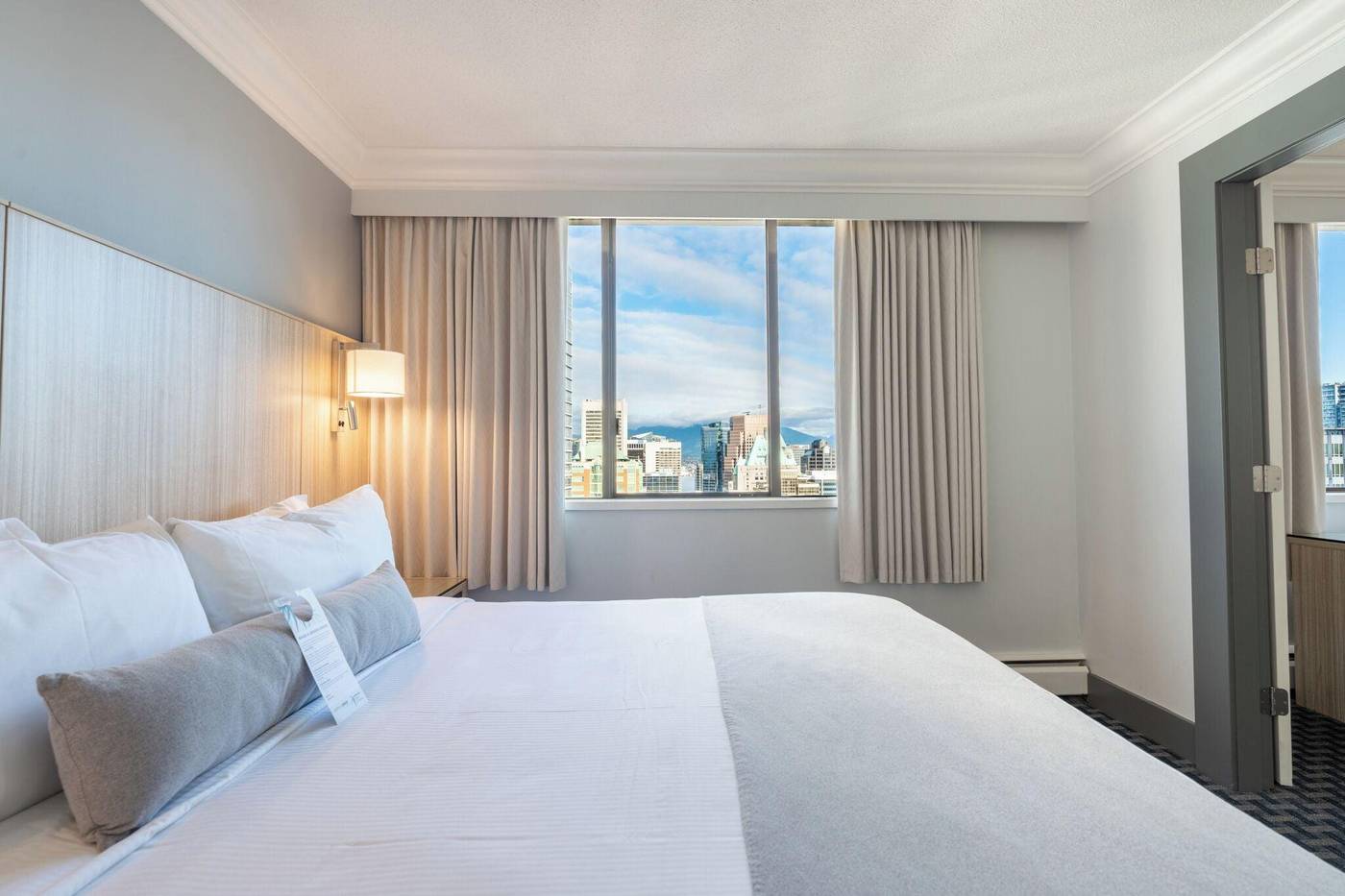 Century-Plaza-Hotel---Spa-Vancouver-Room-40