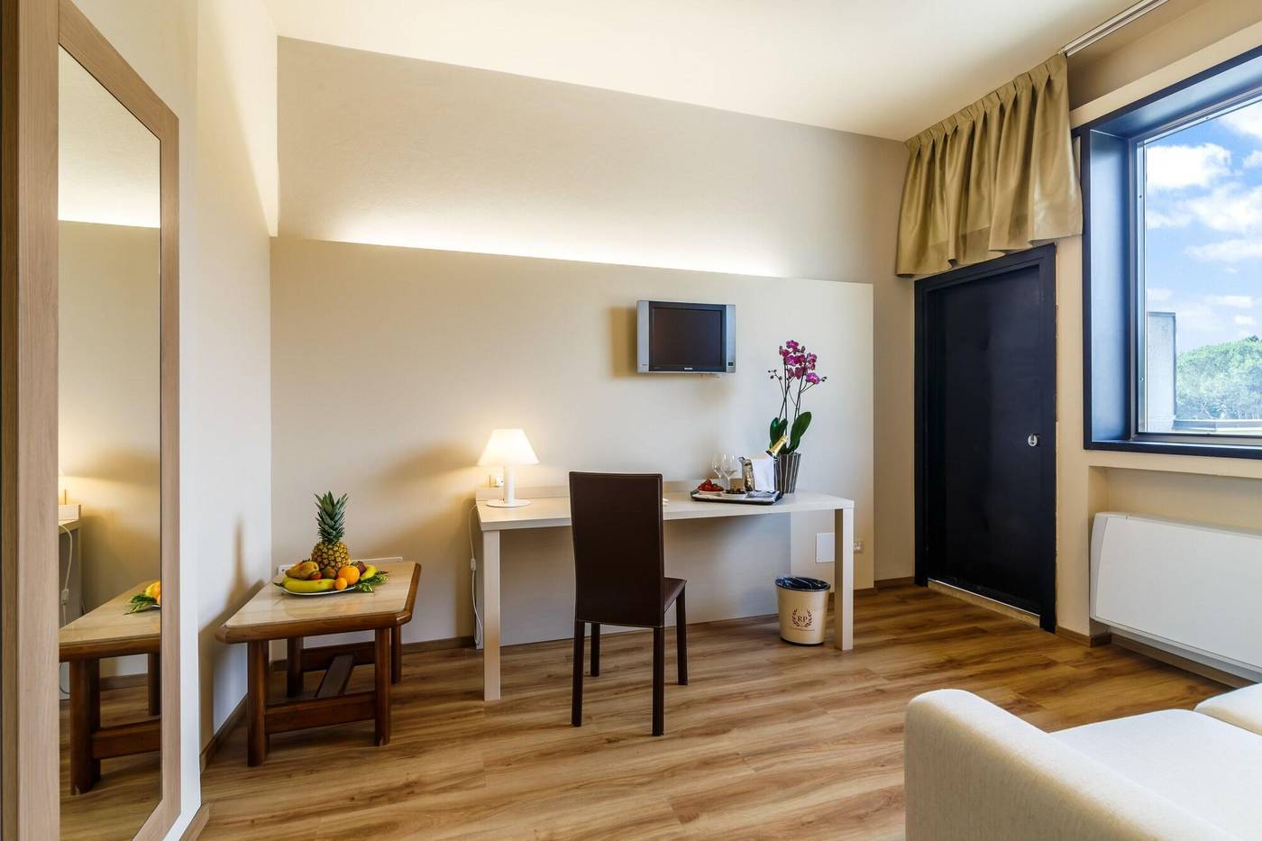 Country-Club-Room-14