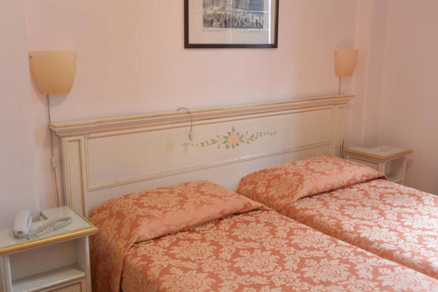 Ambassador-Tre-Rose-Room-14