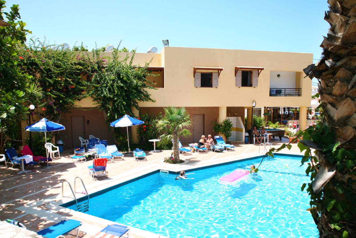 Latania-Studios---Apartments-Pool-7