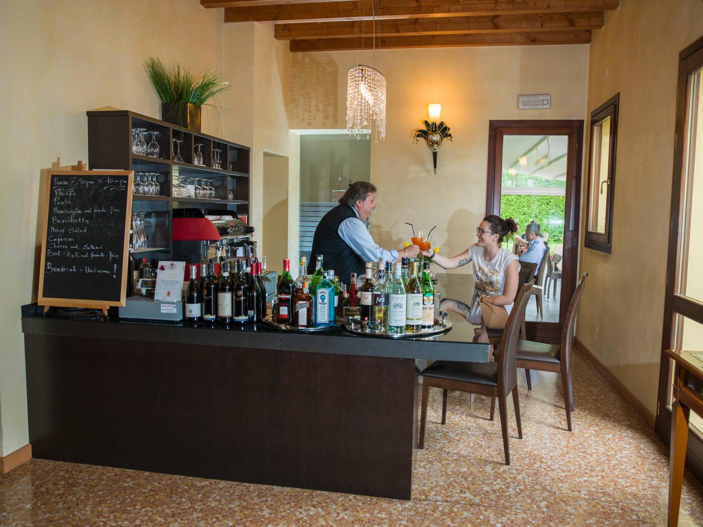 Venice-Resort-Airport-Hotel-Bar-11