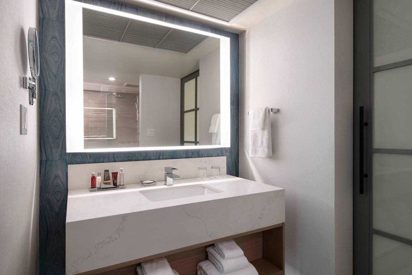 Vancouver-Airport-Marriott-Hotel-Room-29