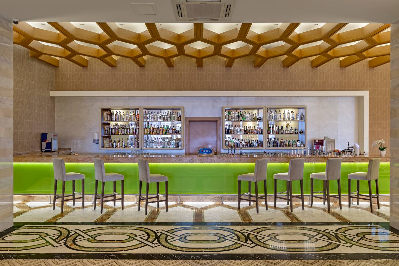 Royal-Holiday-Palace-Bar-54