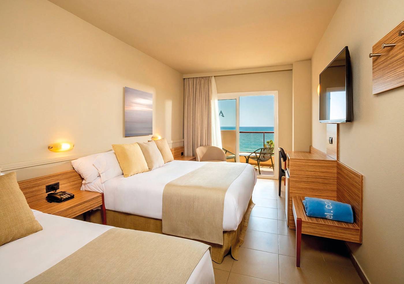 Aqua-Hotel-Promenade-Room-20