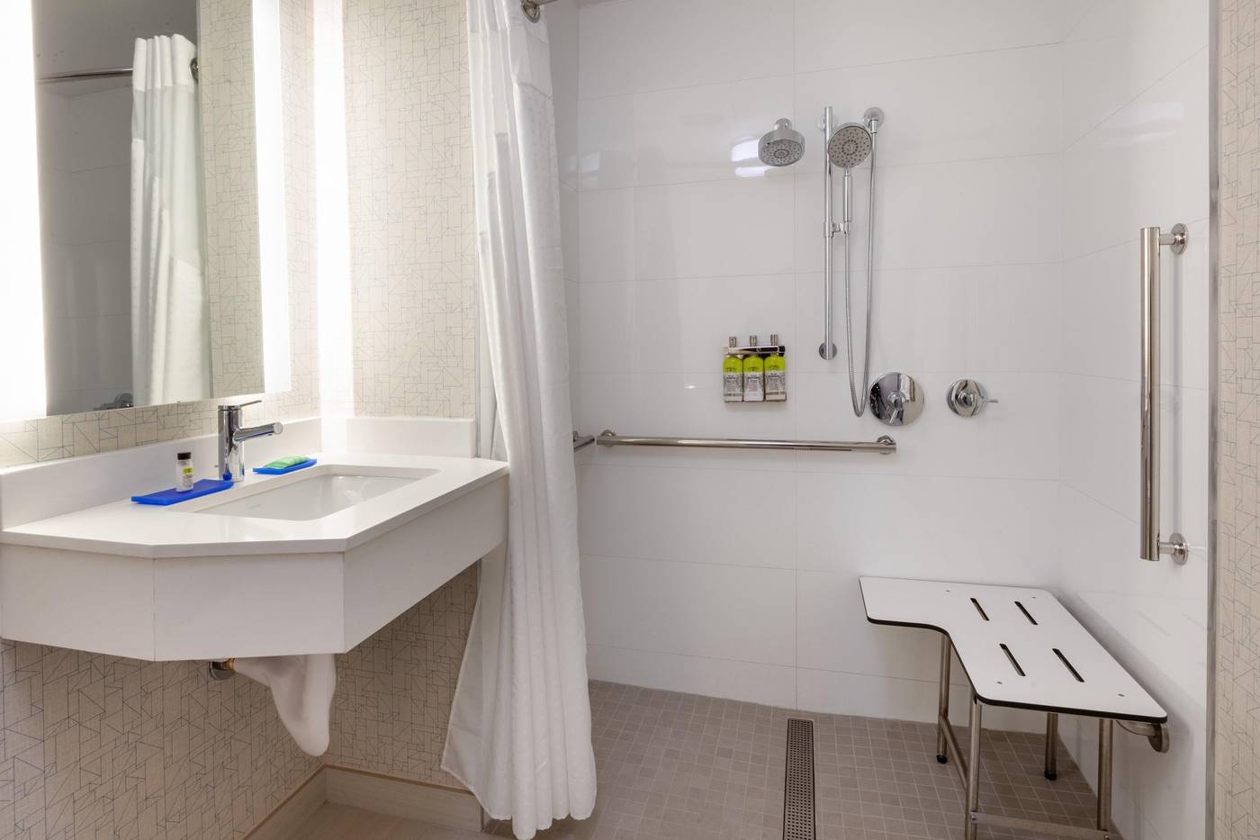Holiday-Inn-Express-NYC-Brooklyn---Sunset-Park-Room-26