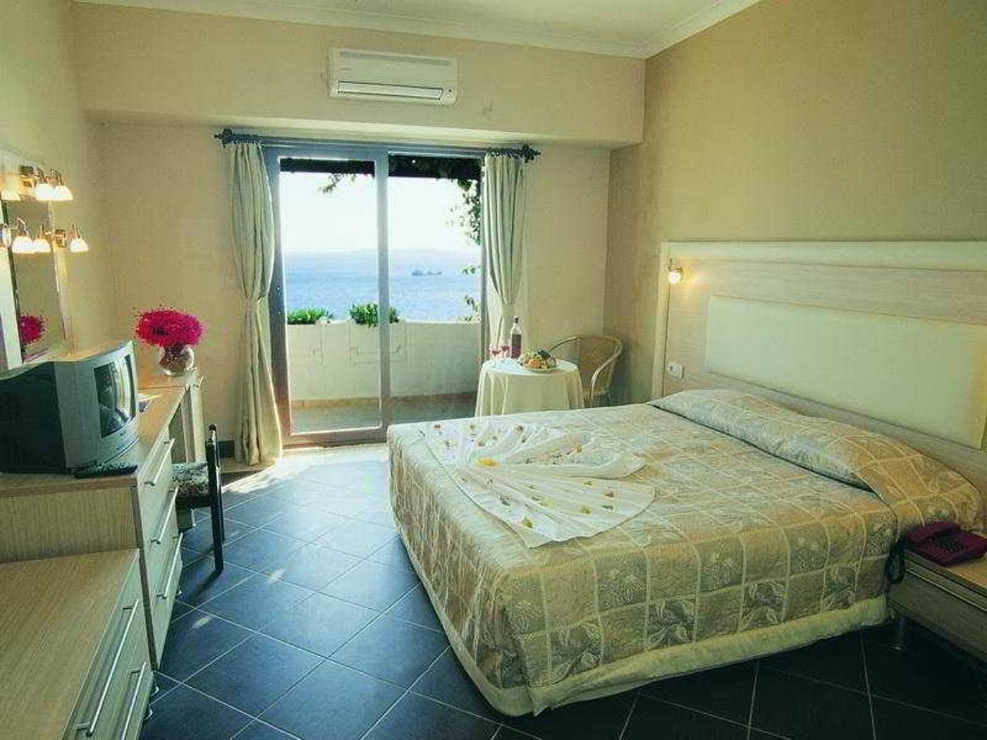 Club-Forever-Room-7