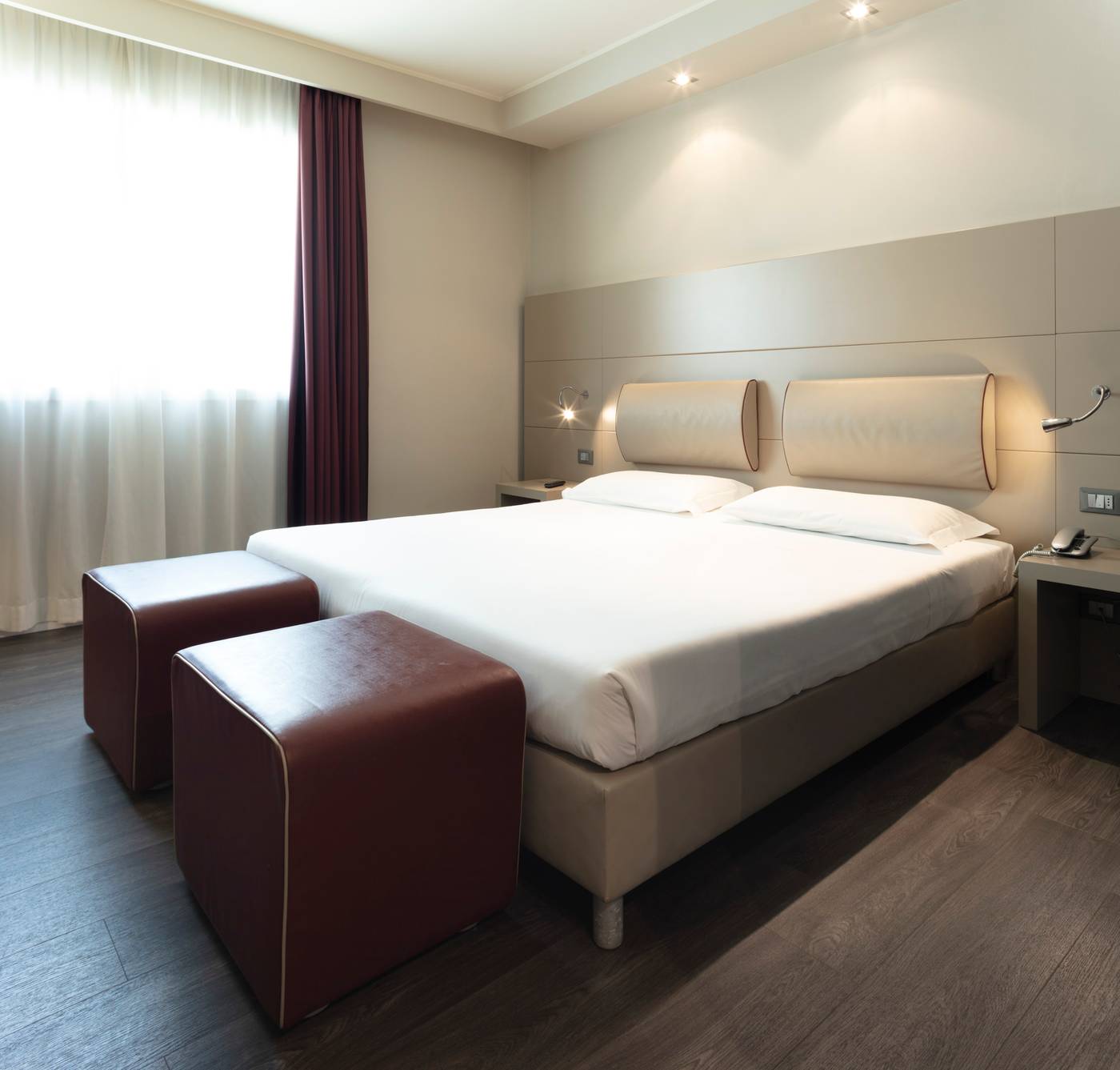 Smart-Hotel-Holiday-Room-22