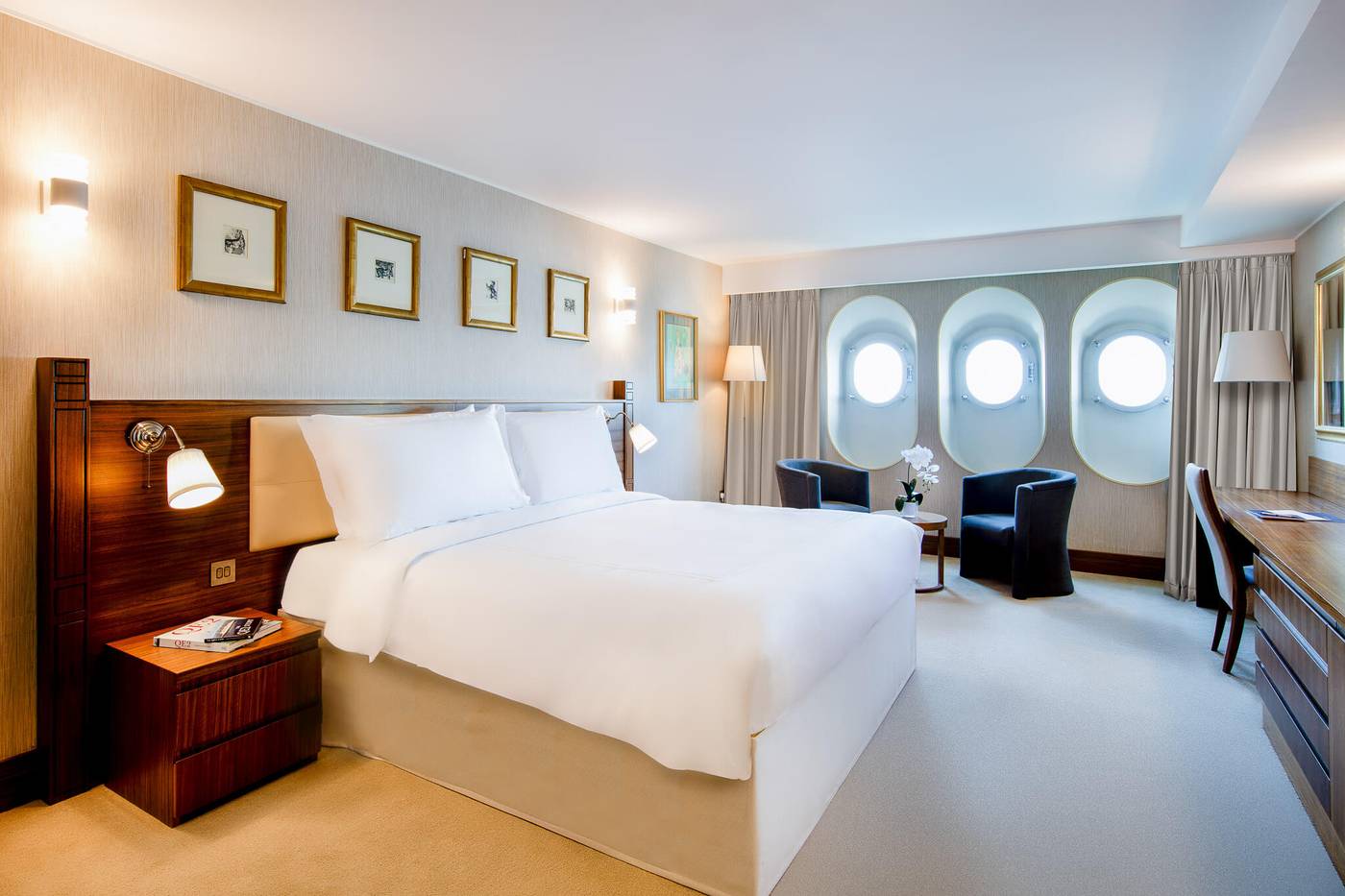Queen-Elizabeth-2-Hotel-Room-24
