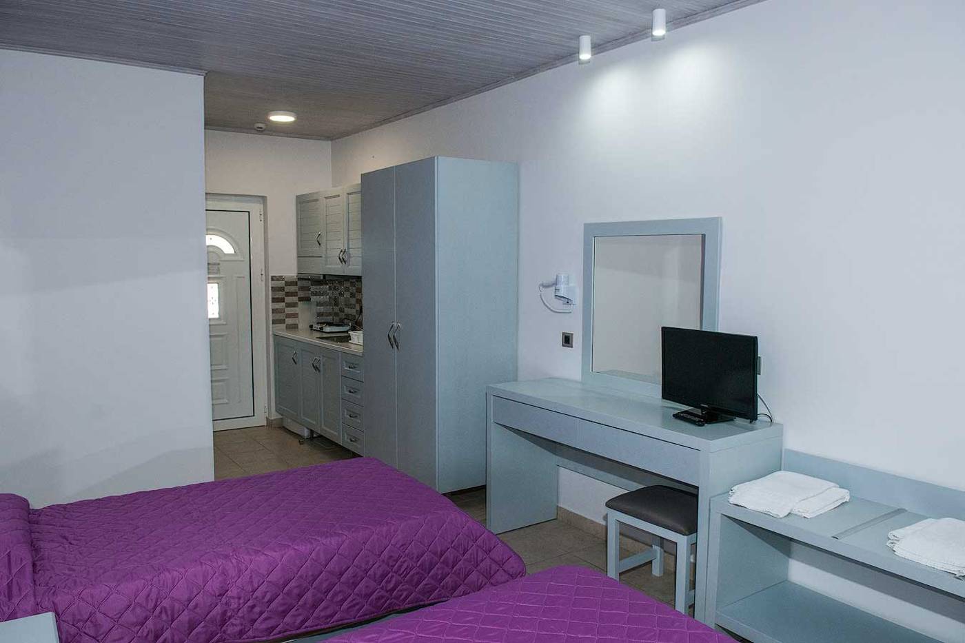 Tom-and-John-s-Apartments-Room-15