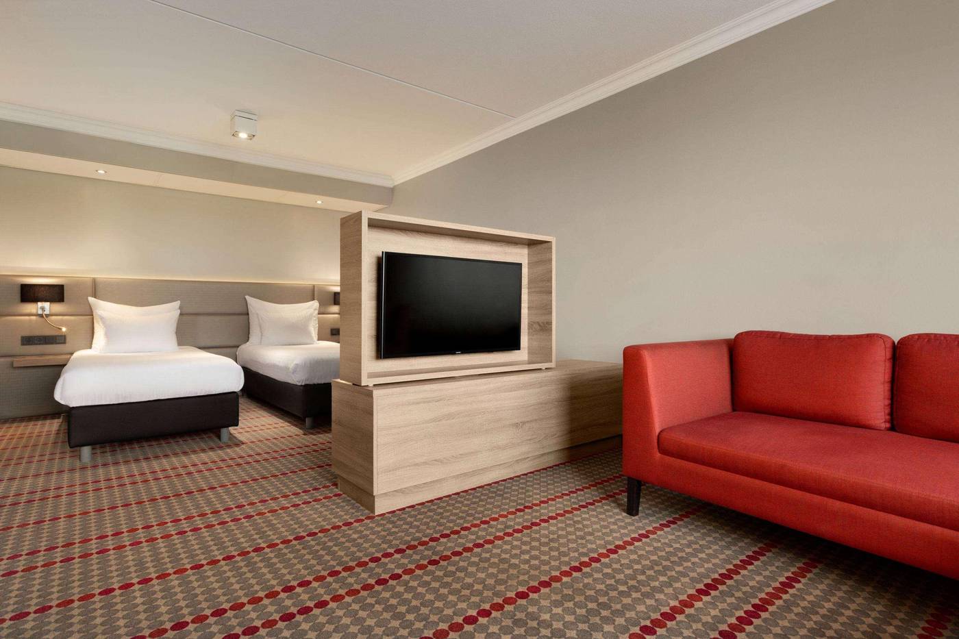 Ramada-by-Wyndham-Amsterdam-Airport-Schiphol-Room-22