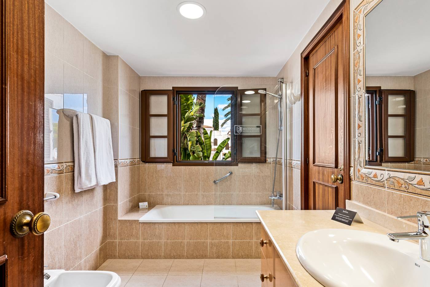 Macdonald-Villacana-Club-Room-40