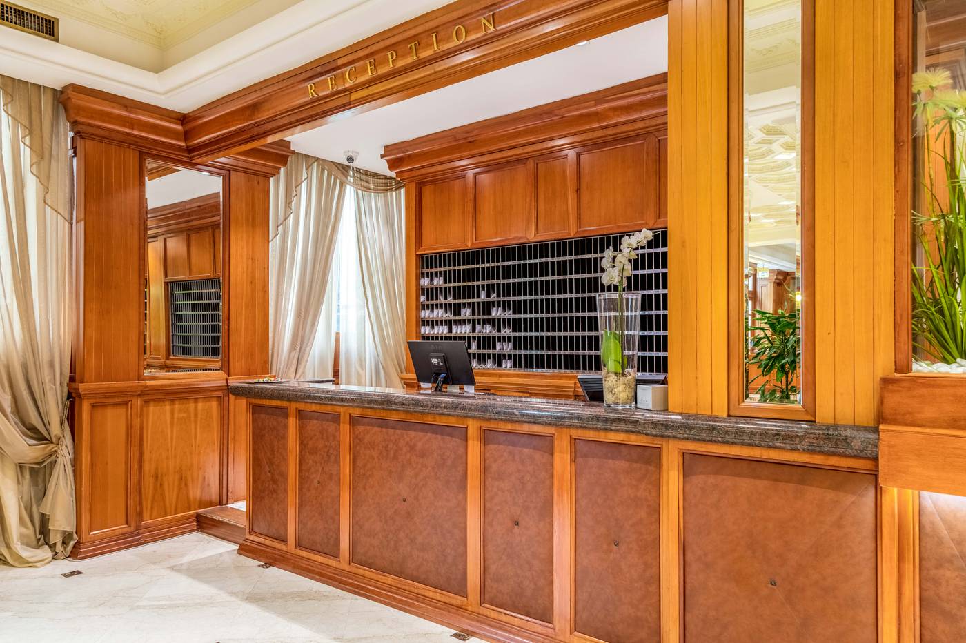 Radisson-Blu-Ghr-Hotel-Rome-Lobby-14