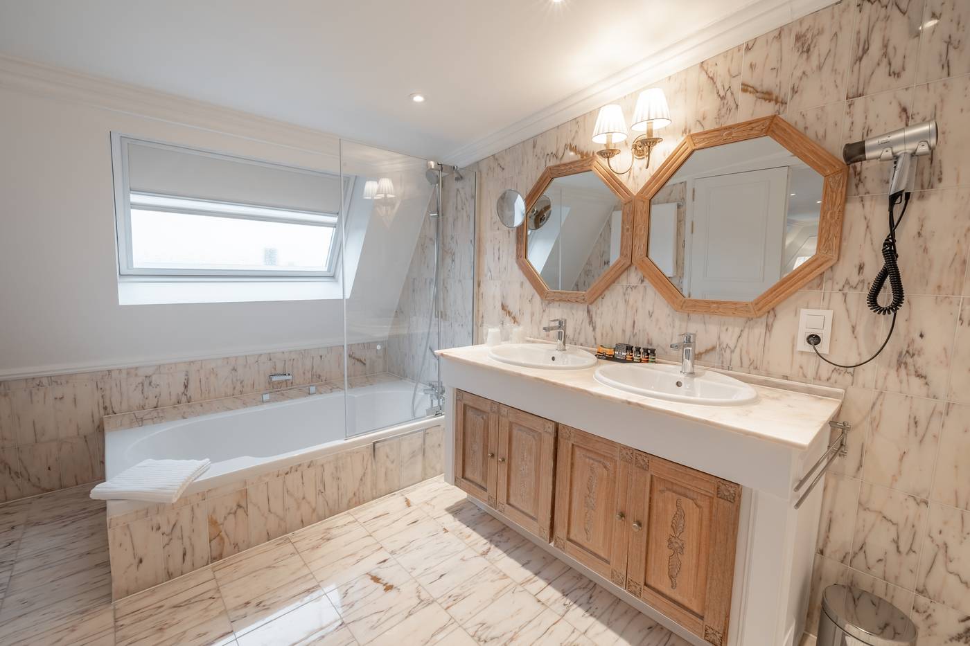 Manos-Stephanie-Hotel-Room-29