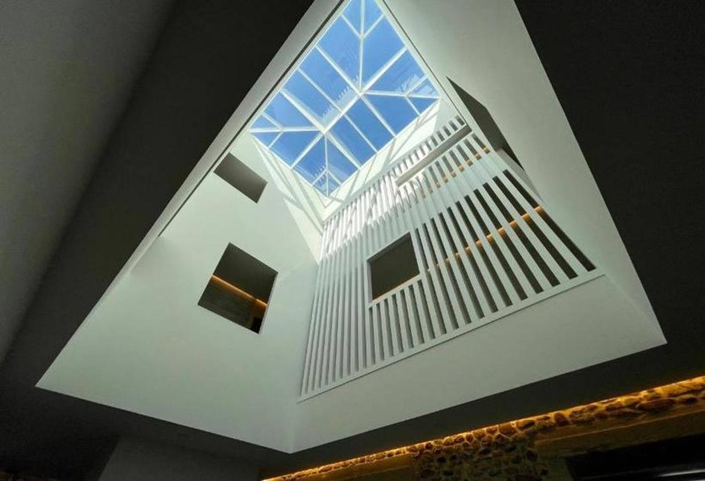 Pico Velasco-Spain-Carasa, Voto-Lobby-7