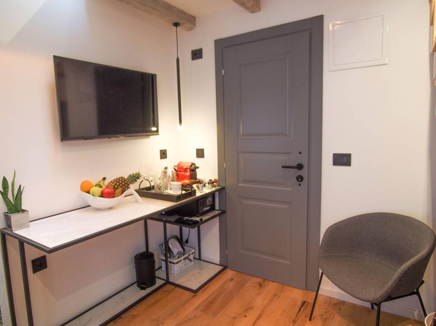 La-Vita-e-Bella-IV-Room-28