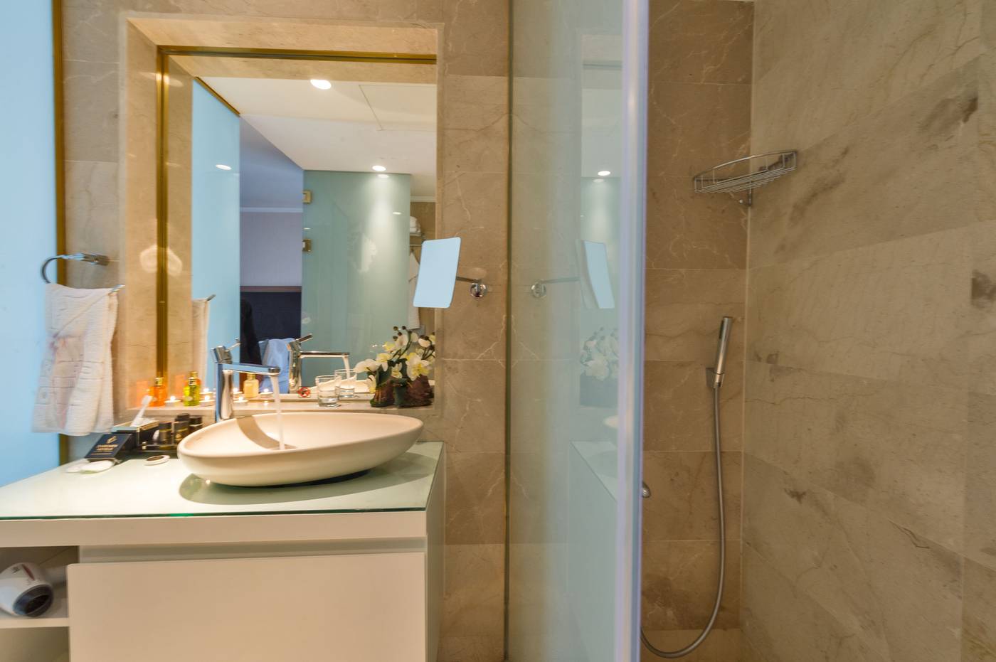 Darkmen-Hotel-Room-31