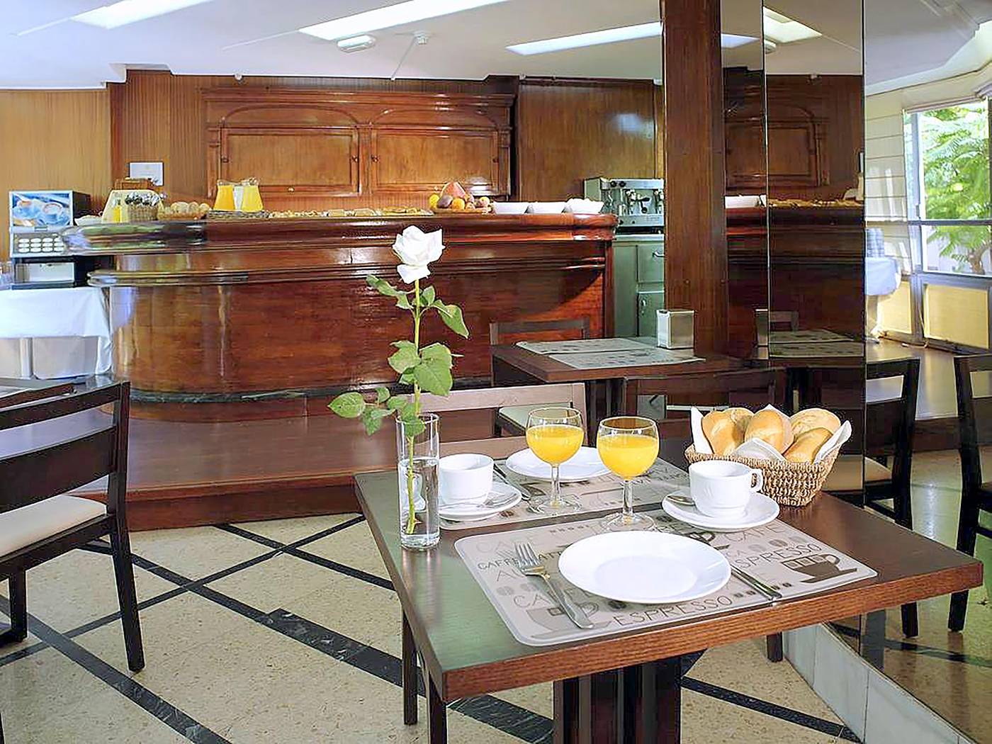 Adonis-Pelinor-Bar-33