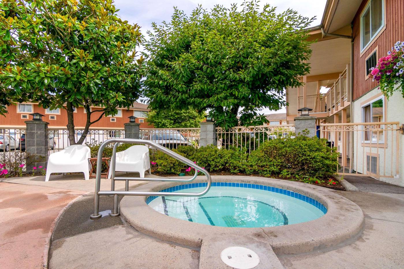 Econo-Lodge-Inn---Suites-N--Vancouver-Pool-2