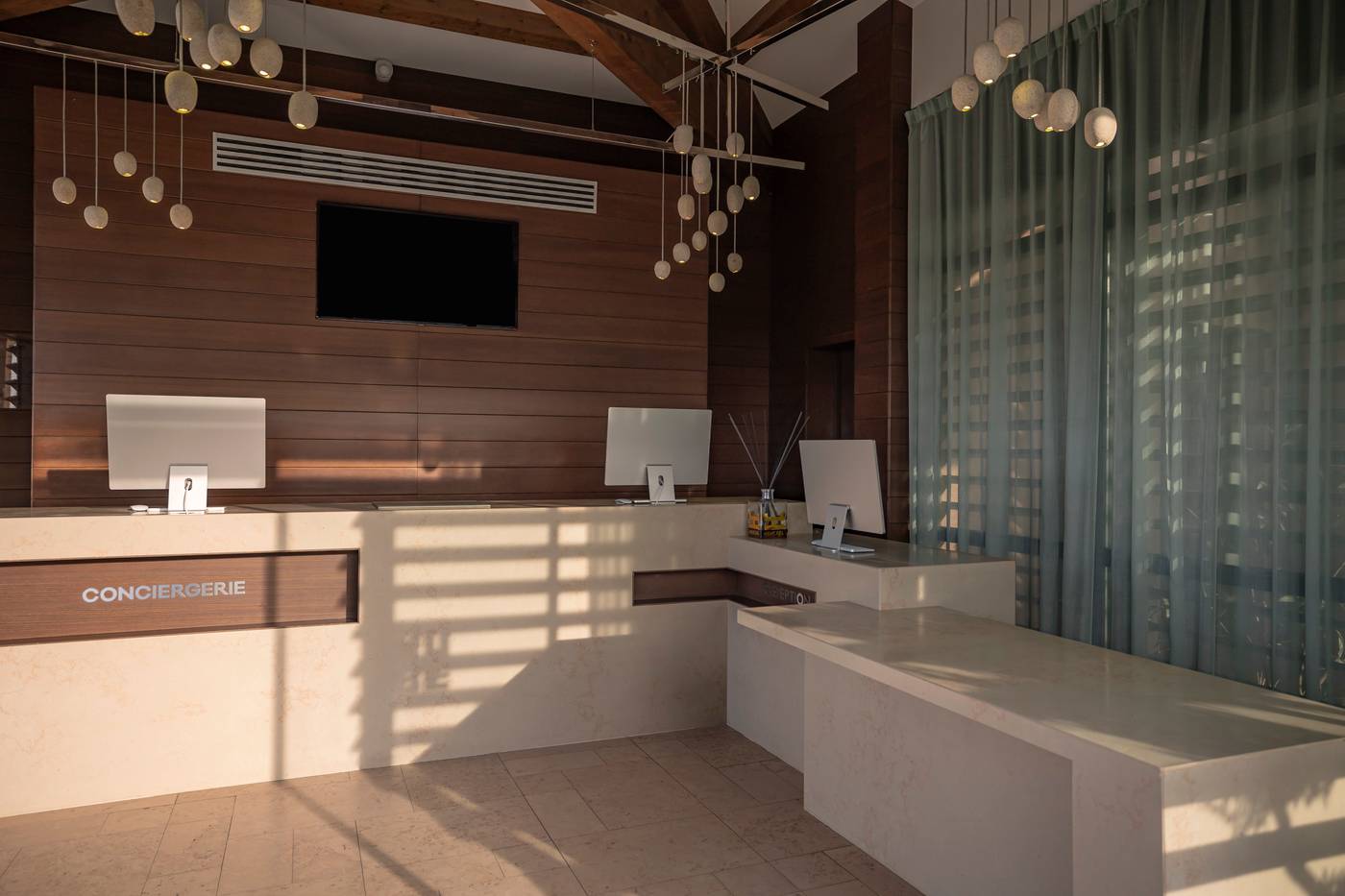 Kube-Hotel-St-Tropez-Lobby-86