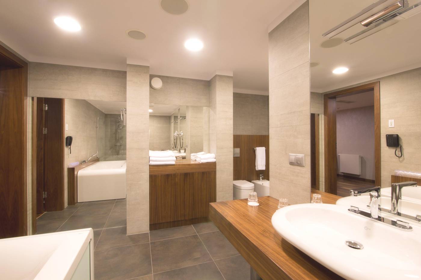 Holiday-Inn-Krakow-City-Centre-Room-34