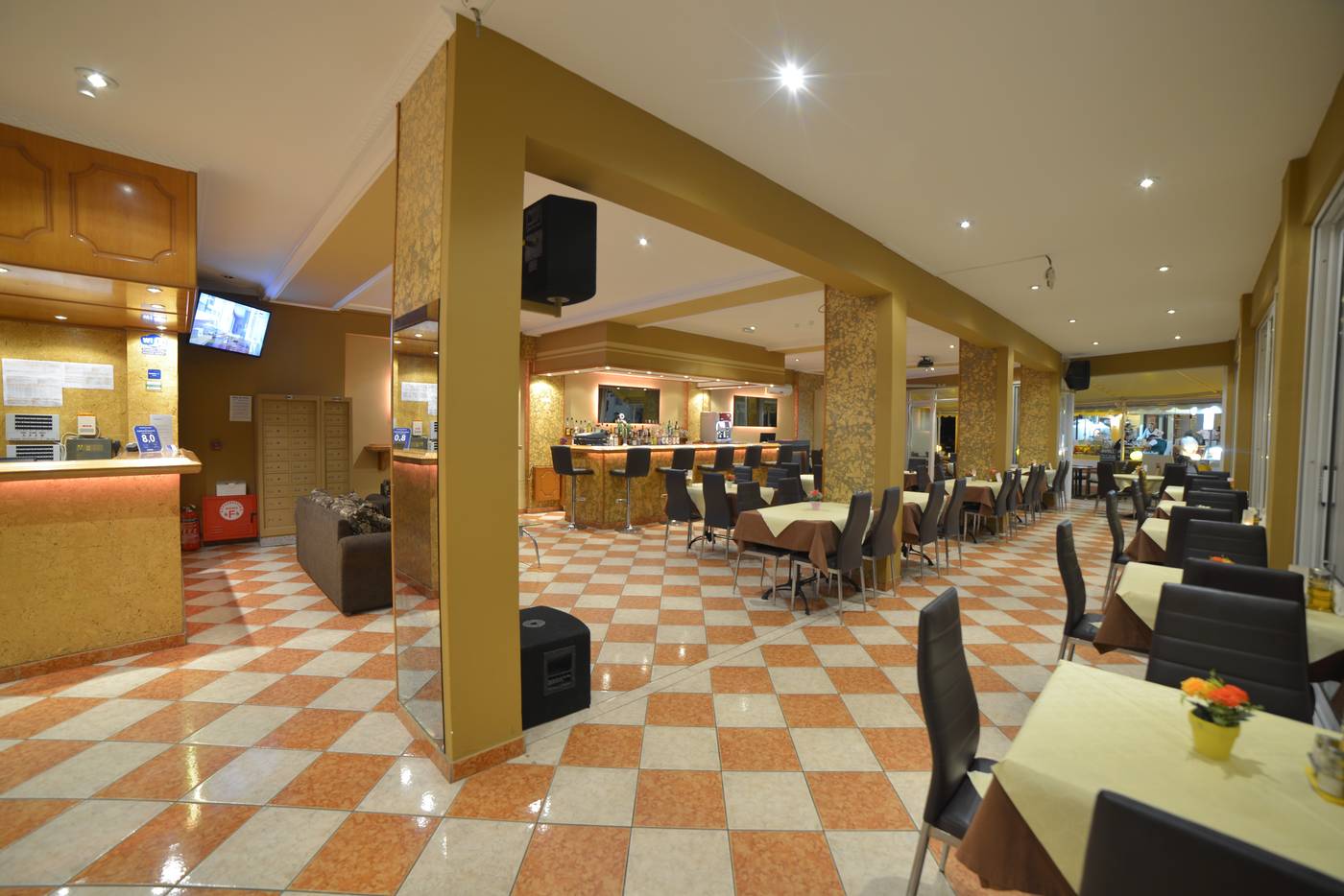 Angelina-Bar-17
