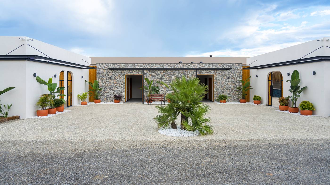 Side-Crown-Sunshine-Beach-13